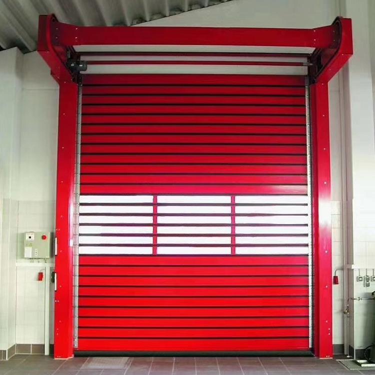 人們?cè)谫?gòu)快速卷簾門的時(shí)候，往往先會(huì)選擇生產(chǎn)廠家的，這是因?yàn)樵谒麄兊囊庾R(shí)里，如果是專業(yè)的廠家，其產(chǎn)品一般也是高質(zhì)量的，而且價(jià)格上會(huì)優(yōu)惠很多。那么在選擇快速卷簾門供應(yīng)商時(shí)有哪些需要注意的事項(xiàng)呢？感興趣的話就趕緊來(lái)看看吧。  對(duì)于客戶來(lái)說(shuō)的話在選擇快速卷簾門的時(shí)候都會(huì)多方面的去對(duì)比的，看看那種方式才會(huì)更好一些的。雖然說(shuō)現(xiàn)在市面上這方面的公司還是表多的。但是在挑選的時(shí)候肯定是要掌握方法的。不然也還是很糾結(jié)的。首先，作為消費(fèi)人員，我們要看公司的資質(zhì)和它的年限，當(dāng)你在選擇骨快速卷簾門供應(yīng)商的時(shí)候，他們的資質(zhì)是生產(chǎn)經(jīng)營(yíng)